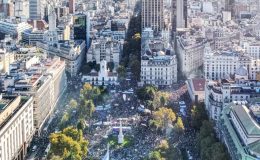 Una multitud colmó la Plaza de Mayo y alrededores y critica el recorte presupuestario
